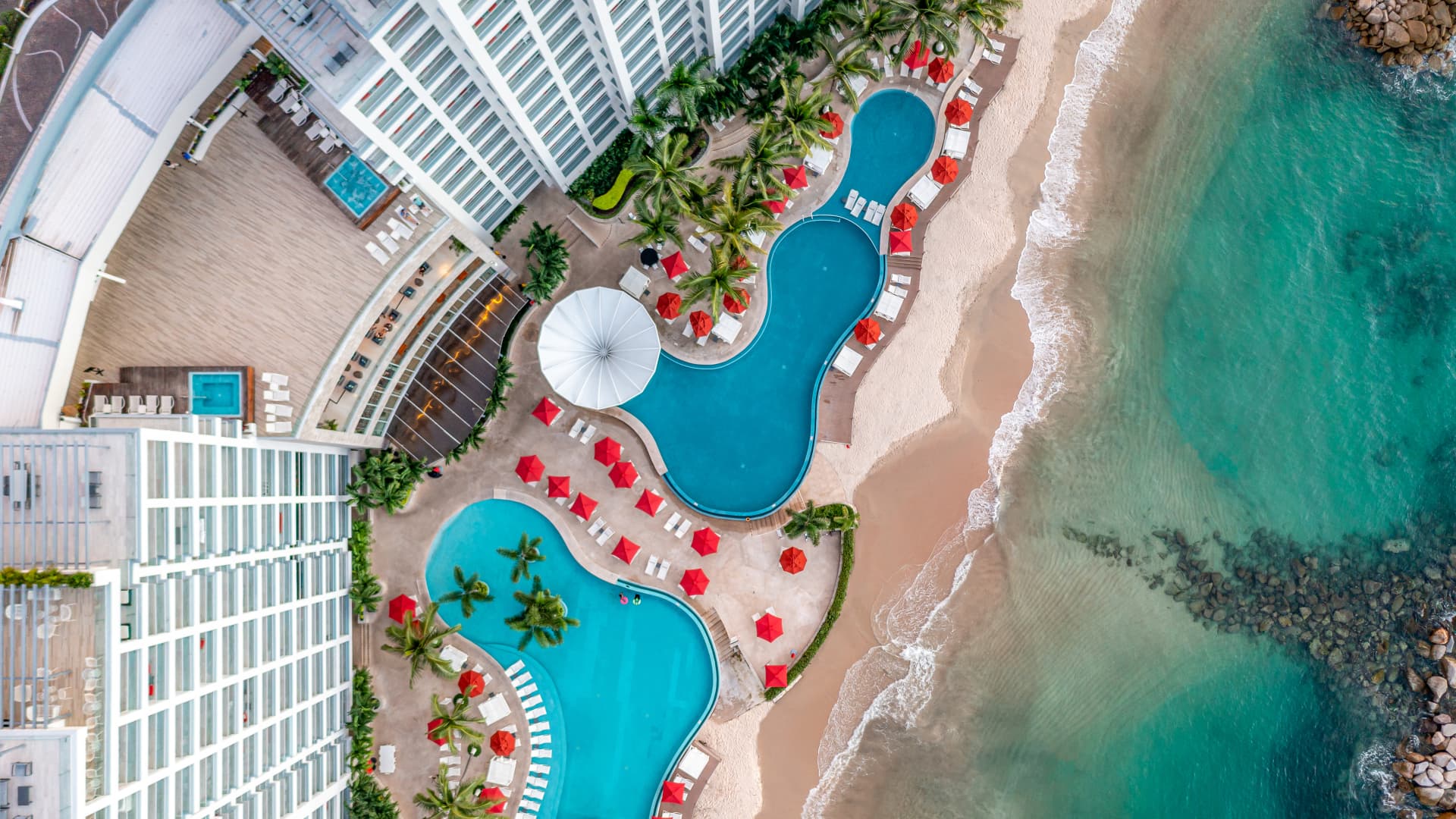 🌴✨ ¡𝗖𝗘𝗟𝗘𝗕𝗥𝗔𝗠𝗢𝗦 𝟯 𝗔𝗡̃𝗢𝗦 𝗩𝗜𝗔𝗝𝗔𝗡𝗗𝗢 𝗖𝗢𝗡𝗧𝗜𝗚𝗢! 🎉 Este verano, escápate a Hilton Vallarta Riviera 🌊☀️ — foto 11