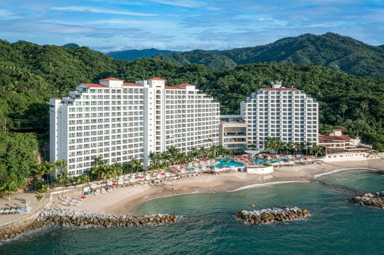 🌴✨ ¡𝗖𝗘𝗟𝗘𝗕𝗥𝗔𝗠𝗢𝗦 𝟯 𝗔𝗡̃𝗢𝗦 𝗩𝗜𝗔𝗝𝗔𝗡𝗗𝗢 𝗖𝗢𝗡𝗧𝗜𝗚𝗢! 🎉 Este verano, escápate a Hilton Vallarta Riviera 🌊☀️ — foto 3